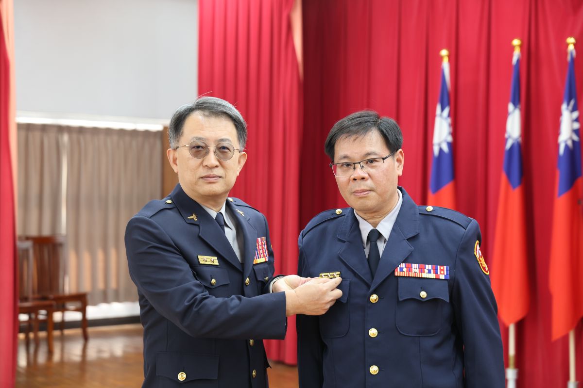 授予二線三星官階
